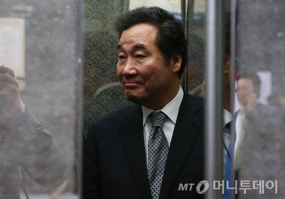 이낙연 국무총리 후보자가 지난 25일 오후 서울 여의도 국회에서 열린 인사청문회가 정회되자 대기실로 이동하고 있다. /사진=뉴스1