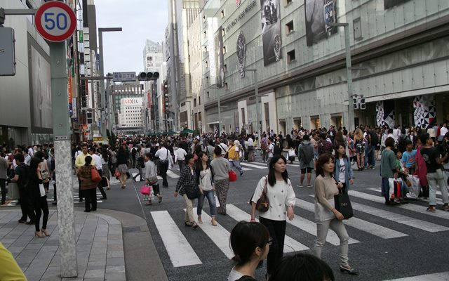 일본 도쿄 긴자 중앙로를 시민들이 오가고 있다. /조선일보 DB