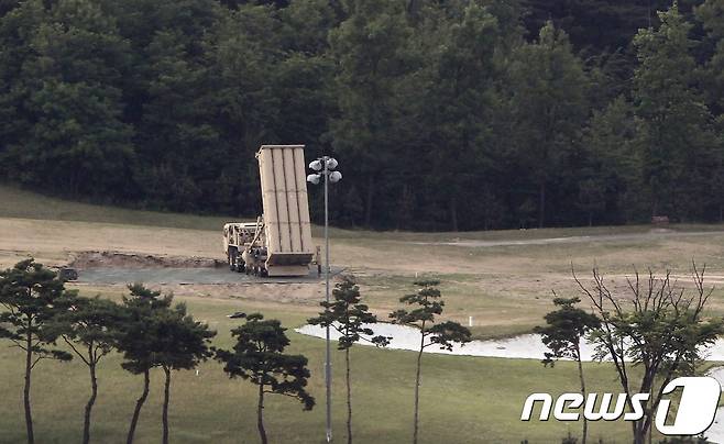 사드(고고도미사일방어체계·THAAD)발사대 2기외에 4기의 발사대가 한국에 비공개로 추가 반입 됐다. 30일 오후 경북 성주 골프장에 기존에 설치된 사드 발사대가 하늘을 향하고 있다.2017.5.30/뉴스1 © News1 이종현 기자