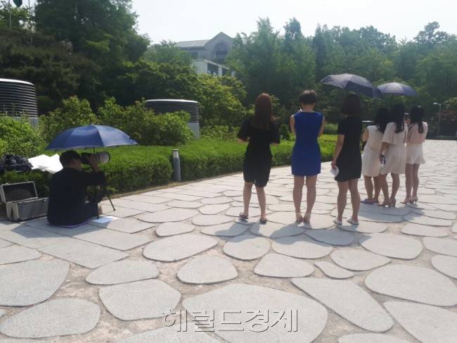 졸업앨범 촬영에 나선 이화여대 학생들이 카메라 앞에서 포즈를 취하고 있다. [사진=박로명 기자/dodo@heraldcorp.com]