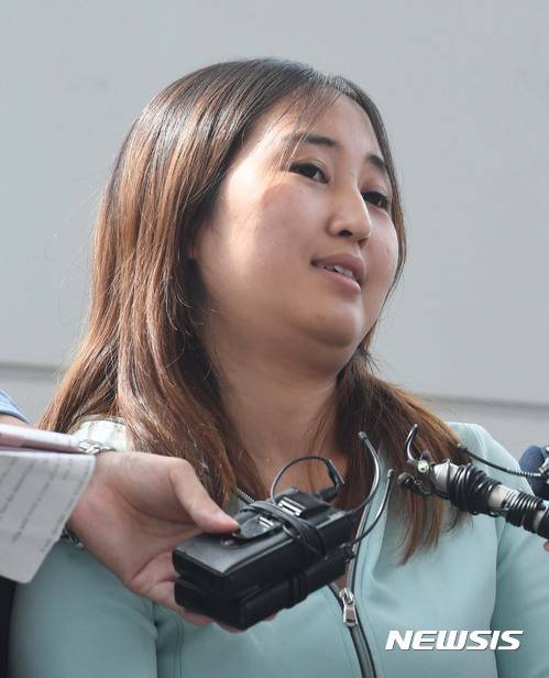 【인천공항=뉴시스】임태훈 기자 = '비선실세' 최순실씨의 딸 정유라씨가 31일 인천광역시 인천국제공항을 통해 입국한 후 취재진들의 질문을 받고 있다.   검찰은 정 씨에게 '삼성뇌물 공모'와 '이화여대 입시·학사비리', '재산 밀반출' 등의 혐의를 모두 적용한 것으로 알려졌다. 2017.05.31.    photo@newsis.com