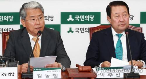 (서울=연합뉴스) 홍해인 기자 = 국민의당 김동철 원내대표가 31일 오전 국회 당대표실에서 열린 비상대책위원회의에 참석해 발언하고 있다. 2017.5.31      hihong@yna.co.kr