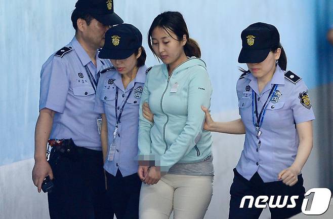 업무방해 등의 혐의로 구속영장이 청구된 박근혜 정부 '비선실세' 최순실씨의 딸 정유라씨가 2일 오후 서초동 서울지방법원으로 영장실질심사를 받기 위해 호송차량에서 내려 법정으로 향하고 있다. 2017.6.2/뉴스1 © News1 박정호 기자