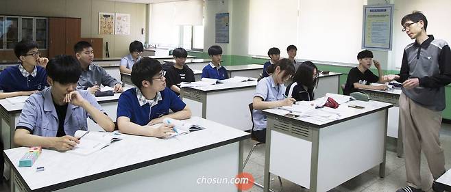 고교학점제와 흡사한 과목전면선택제를 실시하고 있는 서울 도봉고에서 2학년 학생들이 물리 수업을 듣고 있다. /김지호 기자