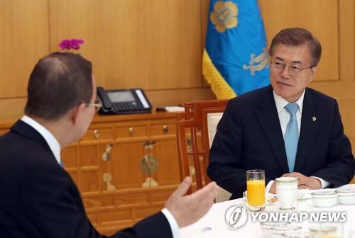 (서울=연합뉴스) 문재인 대통령이 2일 오후 청와대 본관 백악실에서 반기문 전 유엔 사무총장과 오찬회동을 하고 있다. [청와대 제공 = 연합뉴스]