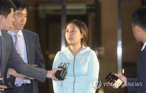 (서울=연합뉴스) 한상균 기자 = 박근혜 정부 '비선 실세' 최순실씨 딸 정유라 씨가 3일 새벽 구속영장 기각 후 서울중앙지검을 나서며 기자들의 질문을 듣고 있다.  xyz@yna.co.kr