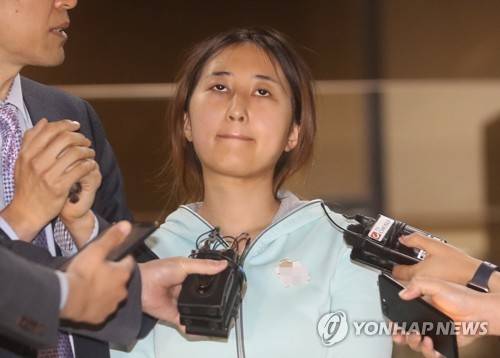 (서울=연합뉴스) 한상균 기자 = 박근혜 정부 '비선 실세' 최순실씨 딸 정유라 씨가 3일 새벽 구속영장 기각 후 서울중앙지검을 나서며 기자들의 질문을 듣고 있다. 2017.6.3  xyz@yna.co.kr  (끝)