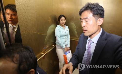 (서울=연합뉴스) 한상균 기자 = 구속영장이 기각된 정유라 씨가 3일 새벽 최순실씨 소유인 신사동 미승빌딩에 도착해 엘리베이터에 타고 있다. 2017.6.3  xyz@yna.co.kr  (끝)