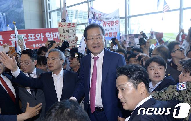 자유한국당의 대통령 후보를 지낸 홍준표 전 경남도지사가 대선 패배 이후 아들이 사는 미국으로 건너가 정국 구상의 시간을 보낸 뒤 4일 오후 인천국제공항을 통해 귀국해 지지자들을 바라보고 있다. 2017.6.4/뉴스1 © News1 안은나 기자