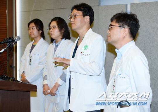 7일 오후 서울 양천구 목동 이대목동병원 대회의실에서 빅뱅 탑(최승현) 관련 브리핑이 열렸다. 탑의 치료를 맡은 의료진이 합동으로 브리핑을 하고 있다.     입대 전 대마초 흡연 혐의로 불구속 기소된 탑은 6일 서울지방경찰청 4기동단 부대 안에서 약물 과다복용으로 추정되는 증세를 보여 입원했다. 정재근 기자 cjg@sportschosun.com/2017.06.07/