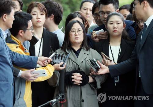 (인천=연합뉴스) 윤태현 기자 = 490억원대 횡령·배임 혐의로 해외도피 3년 만에 범죄인인도 절차에 따라 강제송환된 유병언 전 세모그룹 회장(사망)의 장녀 유섬나씨가 7일 인천시 남구 인천지방검찰청에 들어서기 전 취재진의 질문에 답변하고 있다. 2017.6.7      tomatoyoon@yna.co.kr