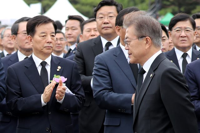 문재인 대통령이 6일 오전 서울 동작구 국립서울현충원에서 열린 제62회 현충일 추념식에서 참석자들과 인사한 뒤 한민구 국방부 장관 앞을 지나고 있다. /연합뉴스