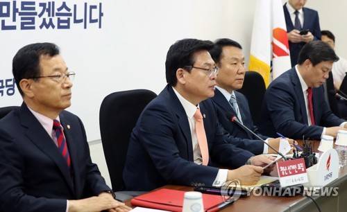 (서울=연합뉴스) 안정원 기자 = 자유한국당 정우택 당대표 권한대행 겸 원내대표가 9일 오전 국회에서 열린 주요당직자회의에서 발언하고 있다.   jeong@yna.co.kr