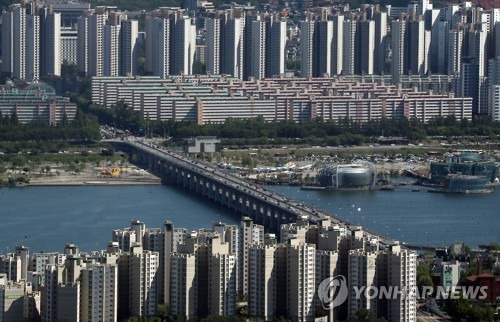 서울 남산 N서울타워에서 바라본  한강 주변 아파트 단지 모습 .