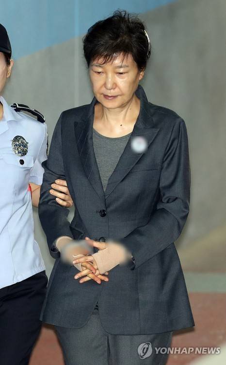 (서울=연합뉴스) 김현태 기자 = 박근혜 전 대통령이 12일 오전 재판에 출석하기 위해 서울 서초구 중앙지방법원에 도착하고 있다. 2017.6.12      mtkht@yna.co.kr