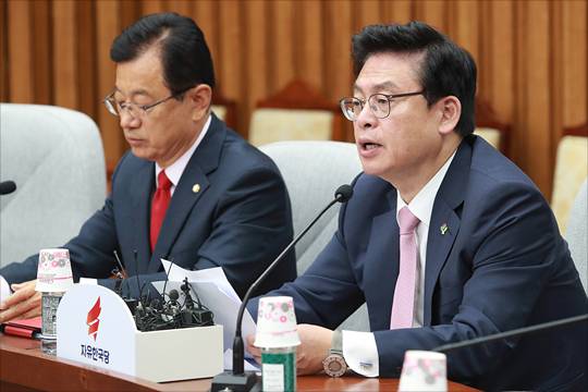 정우택 자유한국당 원내대표가 13일 오전 국회에서 열린 자유한국당 원내대책회의에서 모두발언을 하고 있다. ⓒ데일리안 홍금표 기자