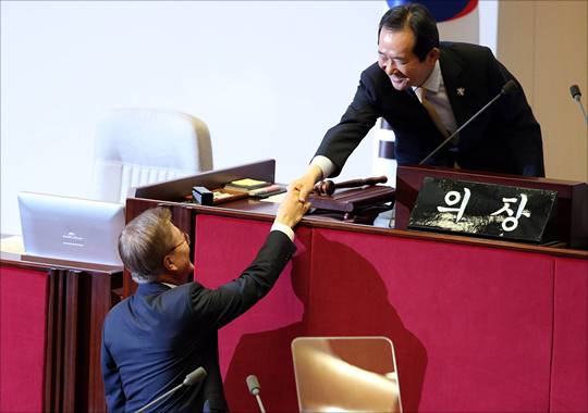 문재인 대통령이 지난 12일 오후 국회에서 가진 첫 시정연설인 '일자리 추경' 시정연설에서 정세균 국회의장과 악수를 하고 있는 모습. (자료사진) ⓒ국회사진취재단