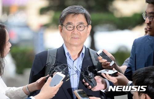 【서울=뉴시스】임태훈 기자 = 안경환 법무부장관 후보자가 13일 오전 서울 종로구 서울출입국관리사무소 세종로출장소에 마련된 사무실로 출근하며 취재진의 질문에 답변하고 있다. 2017.06.13. taehoonlim@newsis.com