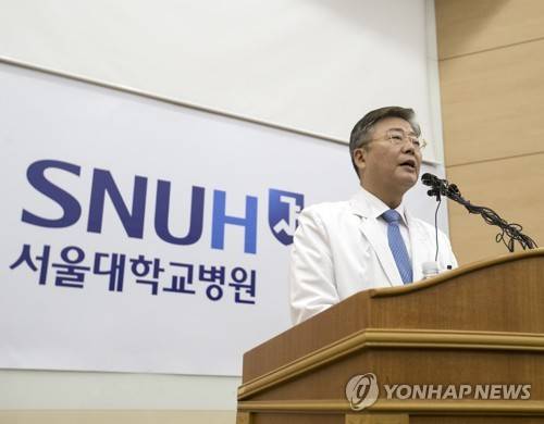 (서울=연합뉴스) 윤동진 기자 = 15일 오후 서울대학교병원에서 열린 고 백남기씨 사인을 병사에서 외인사로 변경하는 내용의 기자회견에서 김연수 서울대병원 진료부원장이 브리핑을 하고 있다. 2017.6.15      mon@yna.co.kr