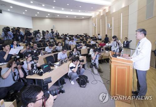 (서울=연합뉴스) 윤동진 기자 = 15일 오후 서울대학교병원에서 열린 고 백남기씨 사인을 병사에서 외인사로 변경하는 내용의 기자회견에서 김연수 서울대병원 진료부원장이 취재진 질문에 답하고 있다. 2017.6.15      mon@yna.co.kr
