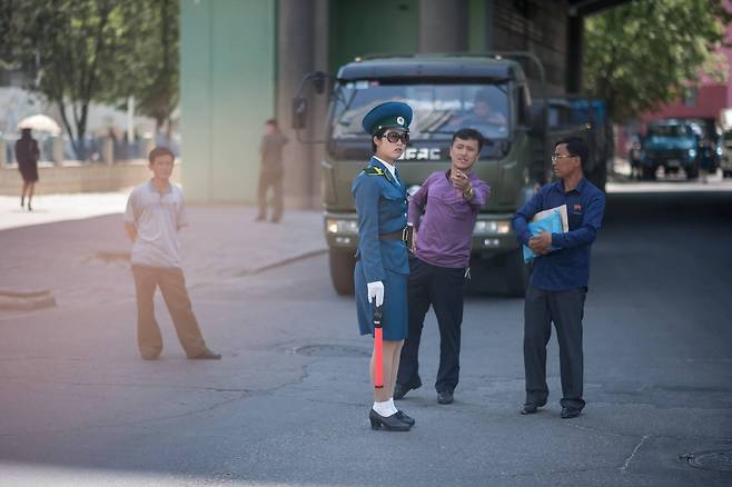 지난 5일 북한 평양 시내 교차로에서 교통지도를 하고 있는 여성 교통보안원.[AFP=연합뉴스]