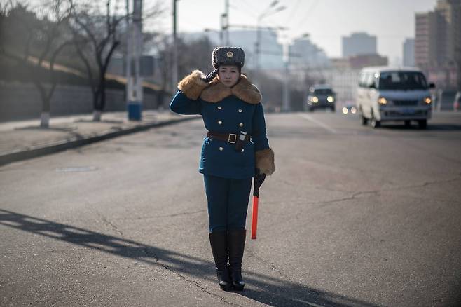 지난해 12월 2일 북한 평양 시내 교차로에서 교통지도를 하고 있는 여성 교통보안원.[AFP=연합뉴스]