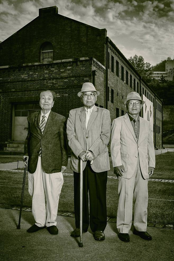 ‘인혁당 재건위 사건 피해자’ 강창덕(1927년생, 왼쪽부터), 전창일(1928년생), 이창복(1933년생) 세 사람이 옛 서울구치소였던 서대문형무소 앞에 나란히 서 있다. 세 사람은 이곳에서 오랜 투옥 생활을 했다