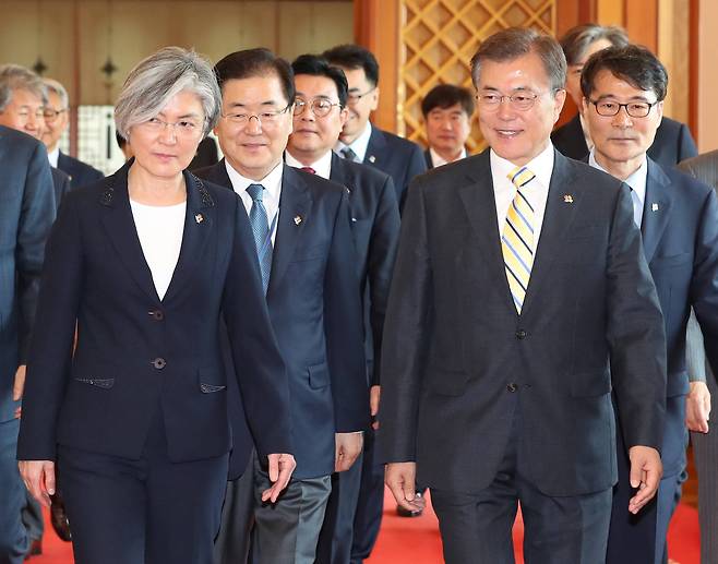 문재인 대통령과 강경화 외교부장관이 함께 18일 청와대에서 임명장 수여식을 마치고 차담회 장소로 이동하고 있다. [연합뉴스]