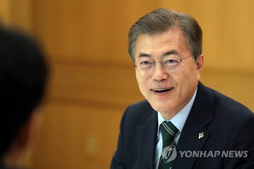 (서울=연합뉴스) 문재인 대통령이 22일 청와대 본관 백악실에서 로이터 통신과 인터뷰를 하고 있다. 2017.6.22 [청와대 제공=연합뉴스]      photo@yna.co.kr