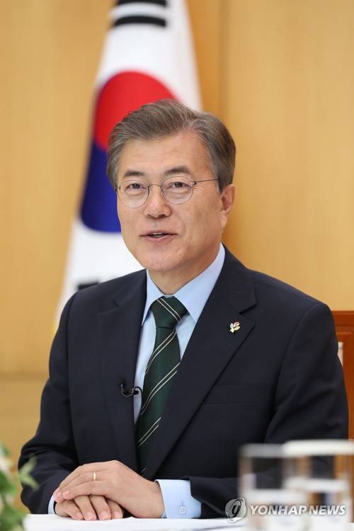 (서울=연합뉴스) 문재인 대통령이 22일 청와대 본관 백악실에서 로이터 통신과 인터뷰를 하고 있다. 2017.6.22 [청와대 제공=연합뉴스]      photo@yna.co.kr