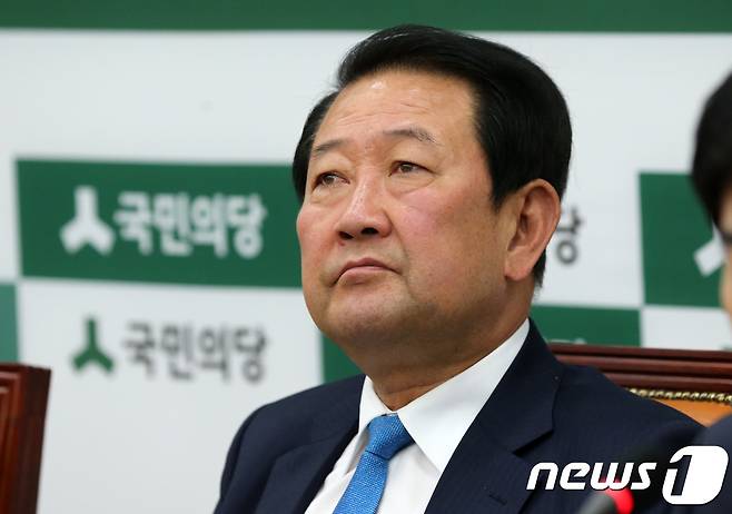 박주선 국민의당 비상대책위원장이 23일 오전 서울 여의도 국회에서 열린 제10차 비상대책위원회의에서 생각에 잠겨 있다. 2017.6.23/뉴스1 © News1 안은나 기자