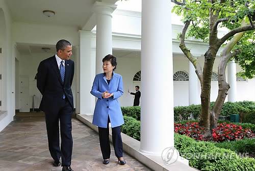 (워싱턴=연합뉴스) 도광환 기자 = 박근혜 대통령과 오바마 미국 대통령이 7일(현지시간) 백악관 정상회담을 마친뒤 백악관 경내에서 산책을 하며 이야기를 하고 있다. 2013.5.8  dohh@yna.co.kr  (끝)