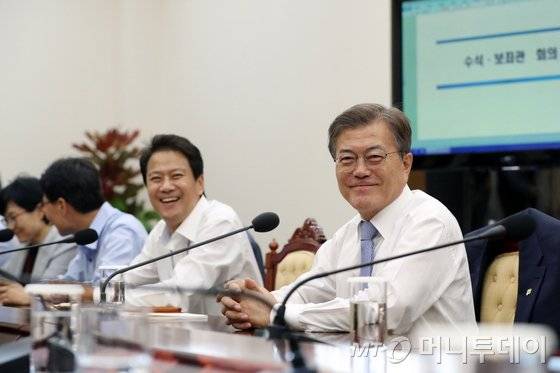 문재인 대통령이 26일 청와대 여민관 소회의실에서 수석 보좌관회의를 주재하고 있다. (청와대) 2017.6.26/뉴스1