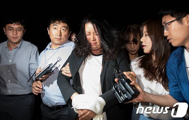 지난 대선 과정에서 문재인 대통령의 아들 문준용씨의 입사 특혜 의혹 제보내용을 조작한 혐의로 검찰에 구속된 국민의당 당원 이유미씨. 2017.6.27/뉴스1 © News1 성동훈 기자