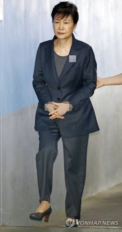 (서울=연합뉴스) 김인철 기자 = '비선 실세' 최순실씨와 공모해 뇌물을 받거나 요구·약속한 혐의로 구속기소 된 박근혜 전 대통령이 27일 오전 서초구 서울중앙지법에서 열린 재판에 출석하기 위해 법정으로 향하고 있다. 2017.6.27      yatoya@yna.co.kr