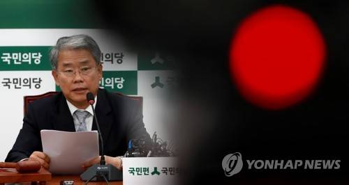 (서울=연합뉴스) 홍해인 기자 = 국민의당 김동철 원내대표가 27일 오전 국회 원내대표실에서 열린 원내대책회의에 참석해 발언하고 있다.      전날 박주선 비상대책위원장은 대선 때 국민의당이 제기했던 문재인 대통령의 아들 준용 씨의 고용정보원 입사 의혹과 관련 제보 내용이 조작된 것으로 밝혀졌다며 사과했다. 2017.6.27      hihong@yna.co.kr