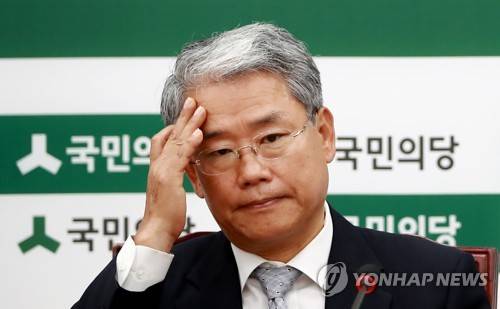 (서울=연합뉴스) 홍해인 기자 =  27일 오전 국회 원내대표실에서 열린 국민의당 원내대책회의에서 김동철 원내대표가 생각에 잠겨 있다.      전날 박주선 비상대책위원장은 지난 대선 때 국민의당이 제기했던 문재인 대통령의 아들 준용 씨의 고용정보원 입사 의혹과 관련 제보 내용이 조작된 것으로 밝혀졌다며 사과했다. 2017.6.27      hihong@yna.co.kr