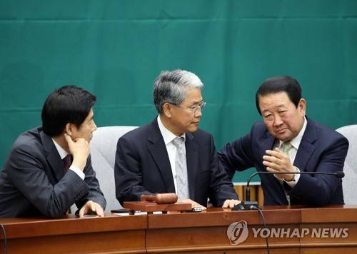 (서울=연합뉴스) 박동주 기자 = 27일 서울 국회에서 열린 국민의당 의원총회에 앞서 김동철 원내대표가 국민의당 박주선 비상대책위원장(맨오른쪽)과 대화하고 있다.       pdj6635@yna.co.kr