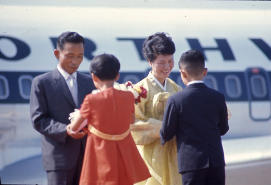 1968년 9월 27일 박정희 전 대통령과 육영수 여사가 귀국하자 화동들이 공항에서 꽃을 전달하고 있다.