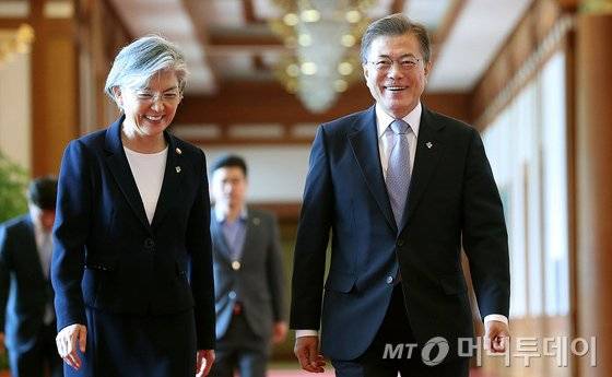 문재인 대통령이 강경화 외교부 장관과 함께 26일 청와대 본관에서 열린 '전직 주미대사 초청 간담회'에 입장하고 있다. (청와대) 2017.6.26/뉴스1