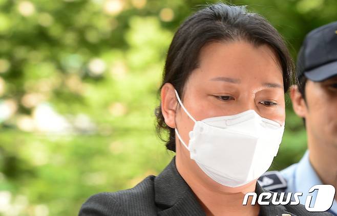 문재인 대통령 아들 준용씨의 채용 특혜 의혹과 관련한 국민의당 제보 조작 사건과 관련해 제보 내용을 조작한 혐의를 받고 있는 당원 이유미 씨가 29일 영장실질심사를 받기 위해 서울 양천구 남부지방법원으로 들어오고 있다. 2017.6.29/뉴스1 © News1 허경 기자