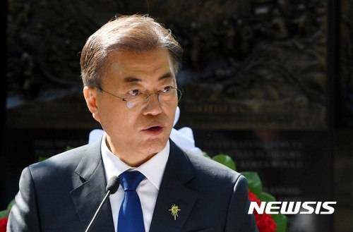 【콴티코(미 버지니아)=뉴시스】전신 기자 = 문재인 대통령이 28일(현지시간) 미국 콴티코 미 해병대국립박물관 앞 공원에 설립된 장진호 전투 기념비에서 헌화를 한 후 기념사를 하고 있다. 2017.06.29. photo1006@newsis.com