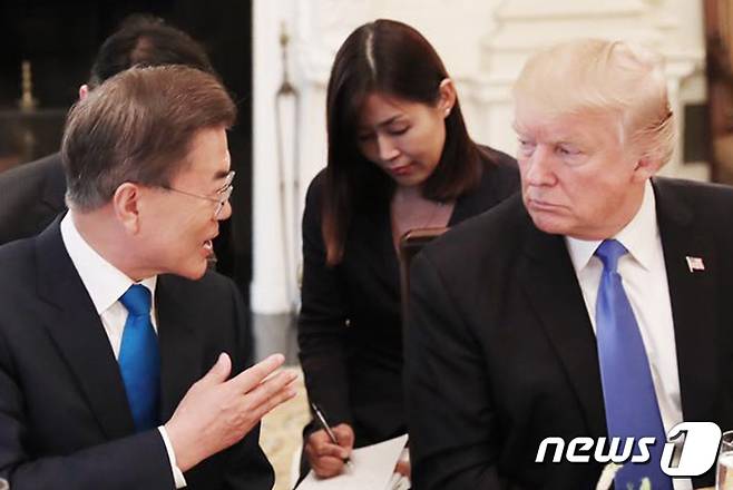 문재인 대통령이 29일(현지시간) 미국 워싱턴 백악관에서 트럼프 미국 대통령과 만나 대화를 하고 있다.(청와대) 2017.6.30/뉴스1 © News1 이광호 기자