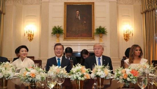 문재인 대통령 부부와 도널드 트럼프 대통령 부부가 29일(현지시간) 백악관 만찬장에 앉아 있다. 마주 앉지 않고, 옆으로 나란히 앉은 모습이 이채롭다.  사진=뉴시스