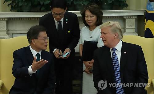(워싱턴=연합뉴스) 배재만 기자 = 문재인 대통령과 도널드 트럼프 미국 대통령이 30일 오전(현지시간) 백악관에서 단독정상회담을 하고 있다.   scoop@yna.co.kr