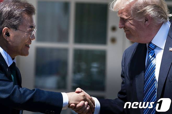 문재인 대통령과 도널드 트럼프 미국 대통령이 30일 (현지시간) 워싱턴 백악관 로즈가든에서 정상회담을 마친 뒤 공동 기자회견에서 악수를 하고 있다. © AFP=뉴스1 © News1 우동명 기자