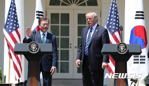 【워싱턴=뉴시스】전신 기자 = 문재인 대통령이 30일(현지시간) 미국 워싱턴 백악관 로즈가든에서 열린 공동 언론 발표를 마친 후 손을 흔들고 있다. 2017.07.01.  photo@newsis.com