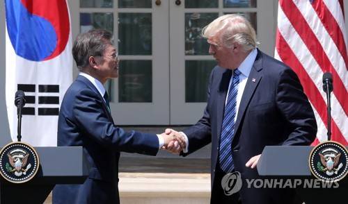 (워싱턴=연합뉴스) 배재만 기자 = 문재인 대통령과 도널드 트럼프 미국 대통령이 30일 오전(현지시간) 워싱턴 백악관 로즈가든에서 열린 공동 언론 발표를 마친 뒤 악수하고 있다.       scoop@yna.co.kr