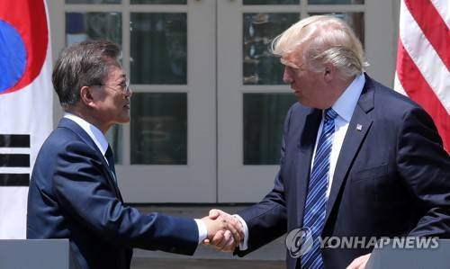 (워싱턴=연합뉴스) 배재만 기자 = 문재인 대통령과 도널드 트럼프 미국 대통령이 30일 오전(현지시간) 워싱턴 백악관 로즈가든에서 열린 공동 언론 발표를 마친 뒤 악수하고 있다. 2017.7.1      scoop@yna.co.kr