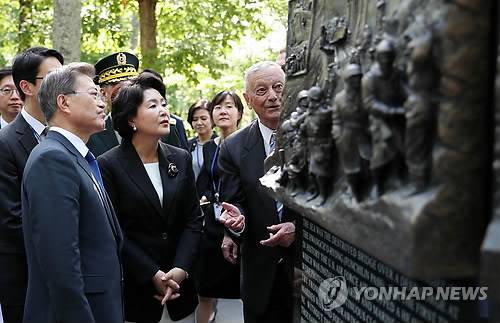(콴티코<미국 버지니아주>=연합뉴스) 김주형 기자 = 문재인 대통령이 28일 오후(현지시간) 방미 첫 일정으로 버지니아주 콴티코 미 해병대 국립박물관에 있는 '장진호 전투 기념비'를 방문해 설명을 듣고 있다. 2017.6.29  kjhpress@yna.co.kr   (끝)